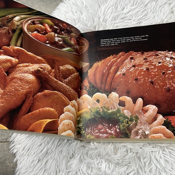 (2) vintage BETTER HOMES AND GARDENS hardcover cook books. 1959, 1978 - Picture 3 of 16